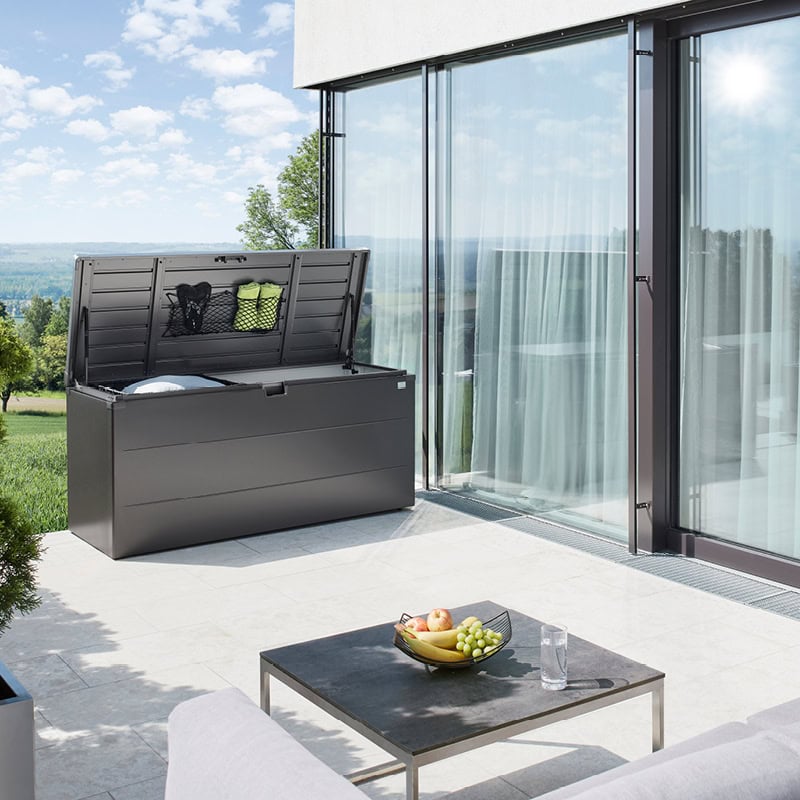 Terrassenboxen und Kaminholzspeicher